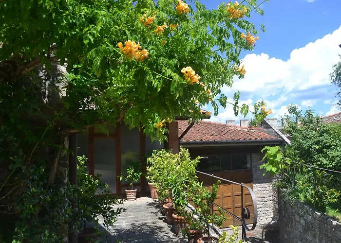 Pleasant With Swimming Pool,garden,bbq, Parking